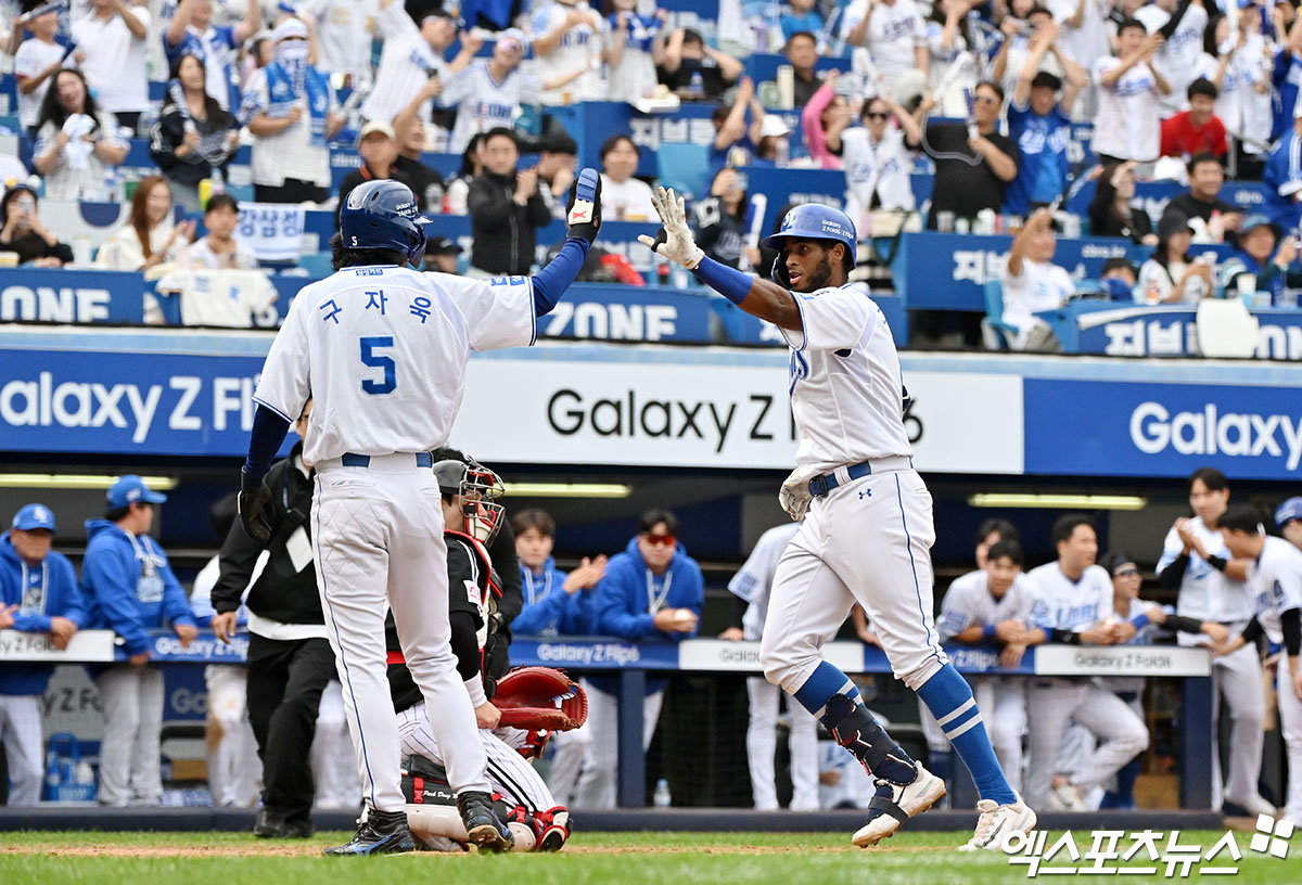 13일 오후 대구삼성라이온즈파크에서 열린 '2024 신한 SOL Bank KBO 포스트시즌' LG 트윈스와 삼성 라이온즈의 플레이오프 1차전 경기, 5회말 1사 1루 삼성 디아즈가 투런 홈런을 날린 후 구자욱과 하이파이브를 하고 있다. 대구, 김한준 기자