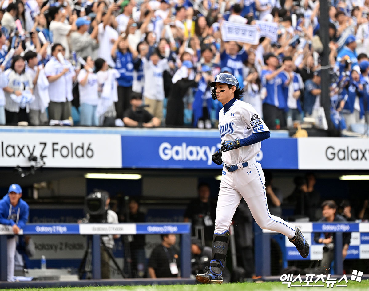 13일 오후 대구삼성라이온즈파크에서 열린 '2024 신한 SOL Bank KBO 포스트시즌' LG 트윈스와 삼성 라이온즈의 플레이오프 1차전 경기, 3회말 무사 1,3루 삼성 구자욱이 스리런 홈런을 날린 후 그라운드를 돌고 있다. 대구, 김한준 기자