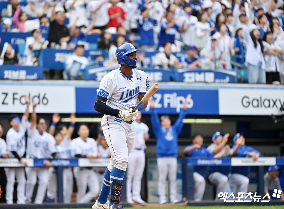 13일 오후 대구삼성라이온즈파크에서 열린 '2024 신한 SOL Bank KBO 포스트시즌' LG 트윈스와 삼성 라이온즈의 플레이오프 1차전 경기, 5회말 1사 1루 삼성 디아즈가 투런 홈런을 날리고 있다. 대구, 김한준 기자