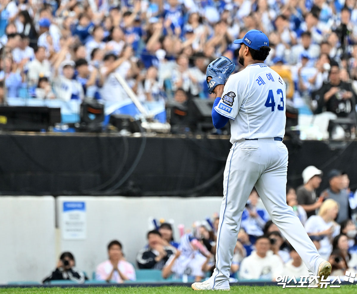 삼성 선발 데니 레예스가 13일 오후 대구삼성라이온즈파크에서 열린 '2024 신한 SOL Bank KBO 포스트시즌' LG 트윈스와 삼성 라이온즈의 플레이오프 1차전 경기에서 7회초 2사 1,2루 상황 때 홈팬들의 기립박수를 받으며 마운드를 내려가고 있다. 대구, 김한준 기자