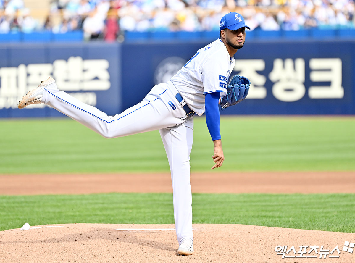 13일 오후 대구삼성라이온즈파크에서 열린 '2024 신한 SOL Bank KBO 포스트시즌' LG 트윈스와 삼성 라이온즈의 플레이오프 1차전 경기, 1회초 삼성 선발투수 레예스가 공을 힘차게 던지고 있다. 대구, 김한준 기자