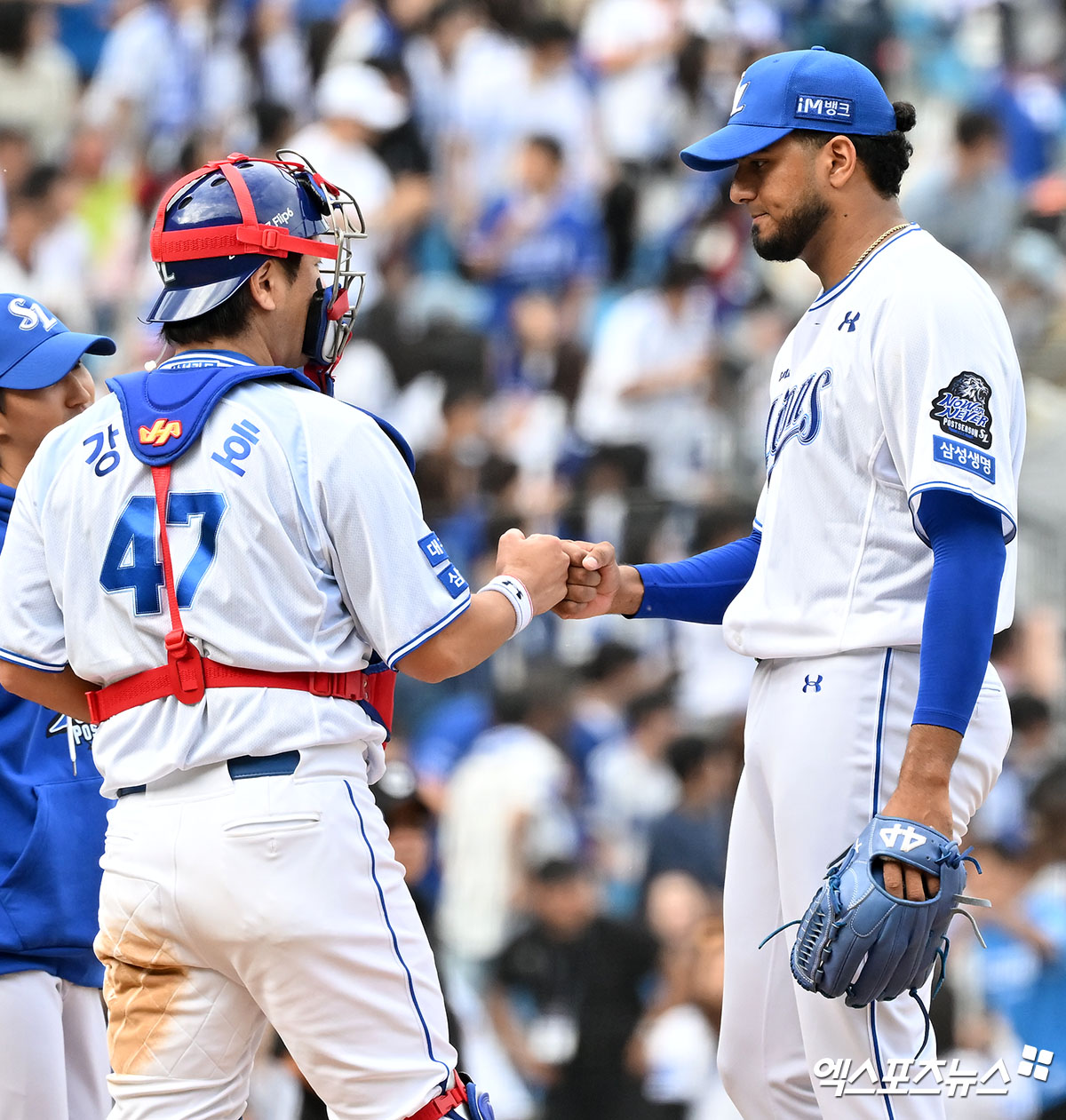 13일 오후 대구삼성라이온즈파크에서 열린 '2024 신한 SOL Bank KBO 포스트시즌' LG 트윈스와 삼성 라이온즈의 플레이오프 1차전 경기, 7회초 2사 1,2루 삼성 선발투수 레예스가 마운드를 내려가고 있다. 대구, 김한준 기자