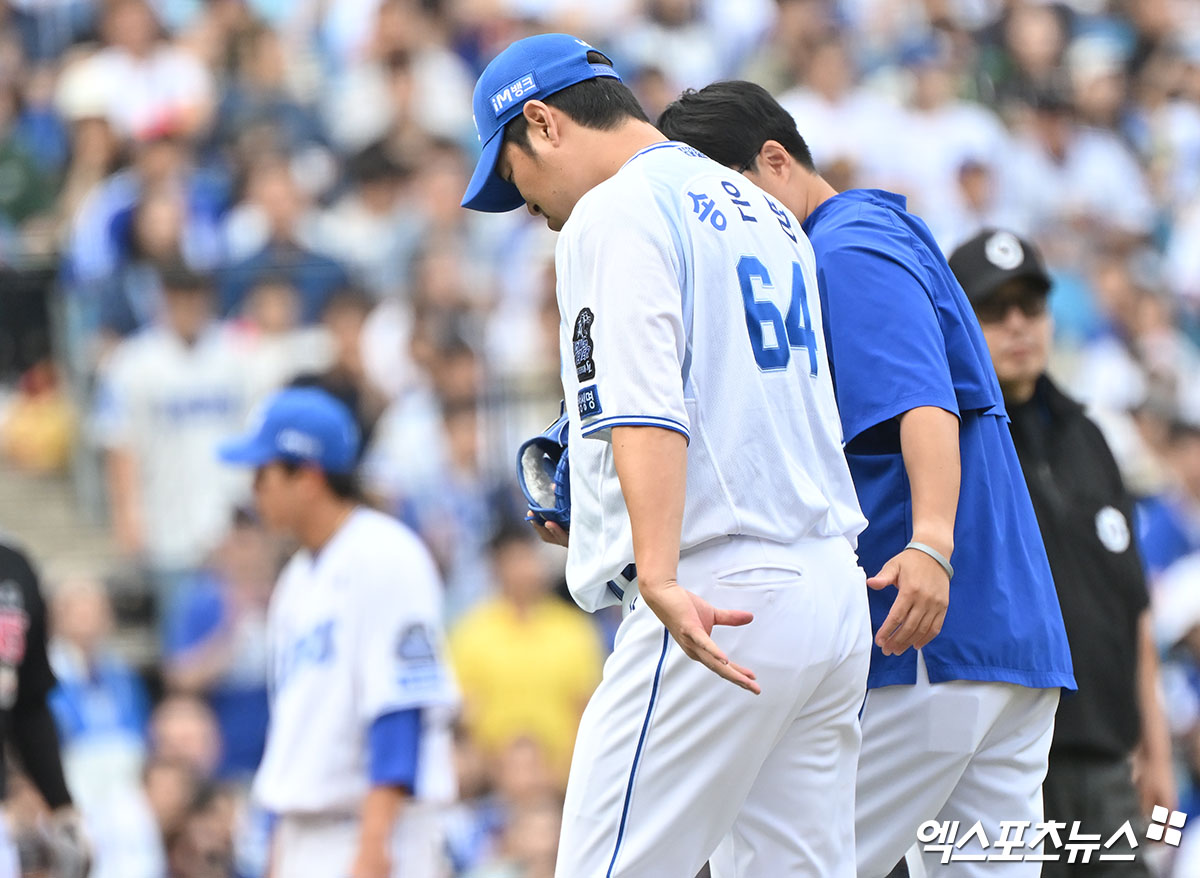 13일 오후 대구삼성라이온즈파크에서 열린 '2024 신한 SOL Bank KBO 포스트시즌' LG 트윈스와 삼성 라이온즈의 플레이오프 1차전 경기, 7회초 2사 1,2루 삼성 송은범이 LG 문성주의 타구에 맞은 후 마운드를 내려가고 있다. 대구, 김한준 기자