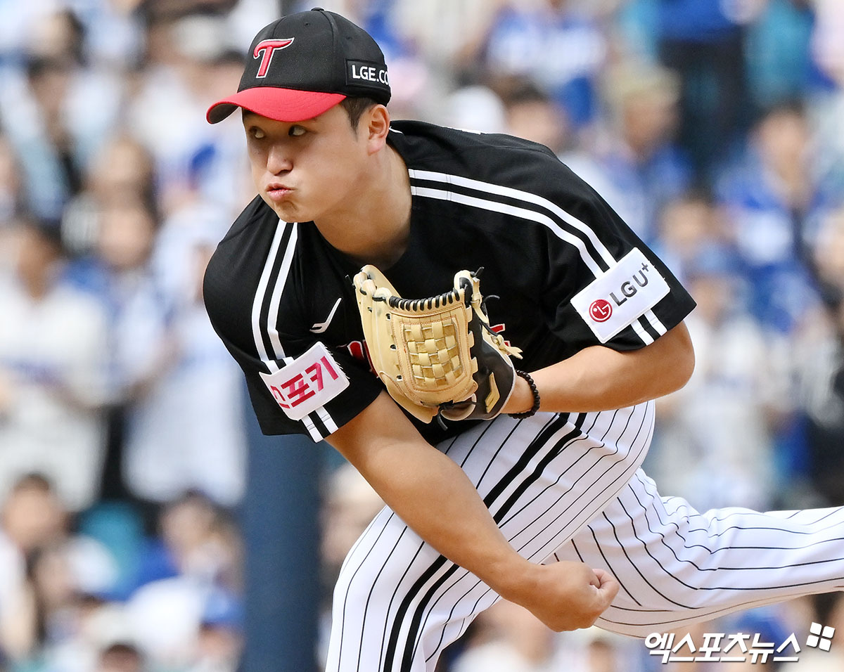 13일 오후 대구삼성라이온즈파크에서 열린 '2024 신한 SOL Bank KBO 포스트시즌' LG 트윈스와 삼성 라이온즈의 플레이오프 1차전 경기, 1회말 LG 선발투수 최원태가 공을 힘차게 던지고 있다. 대구, 김한준 기자