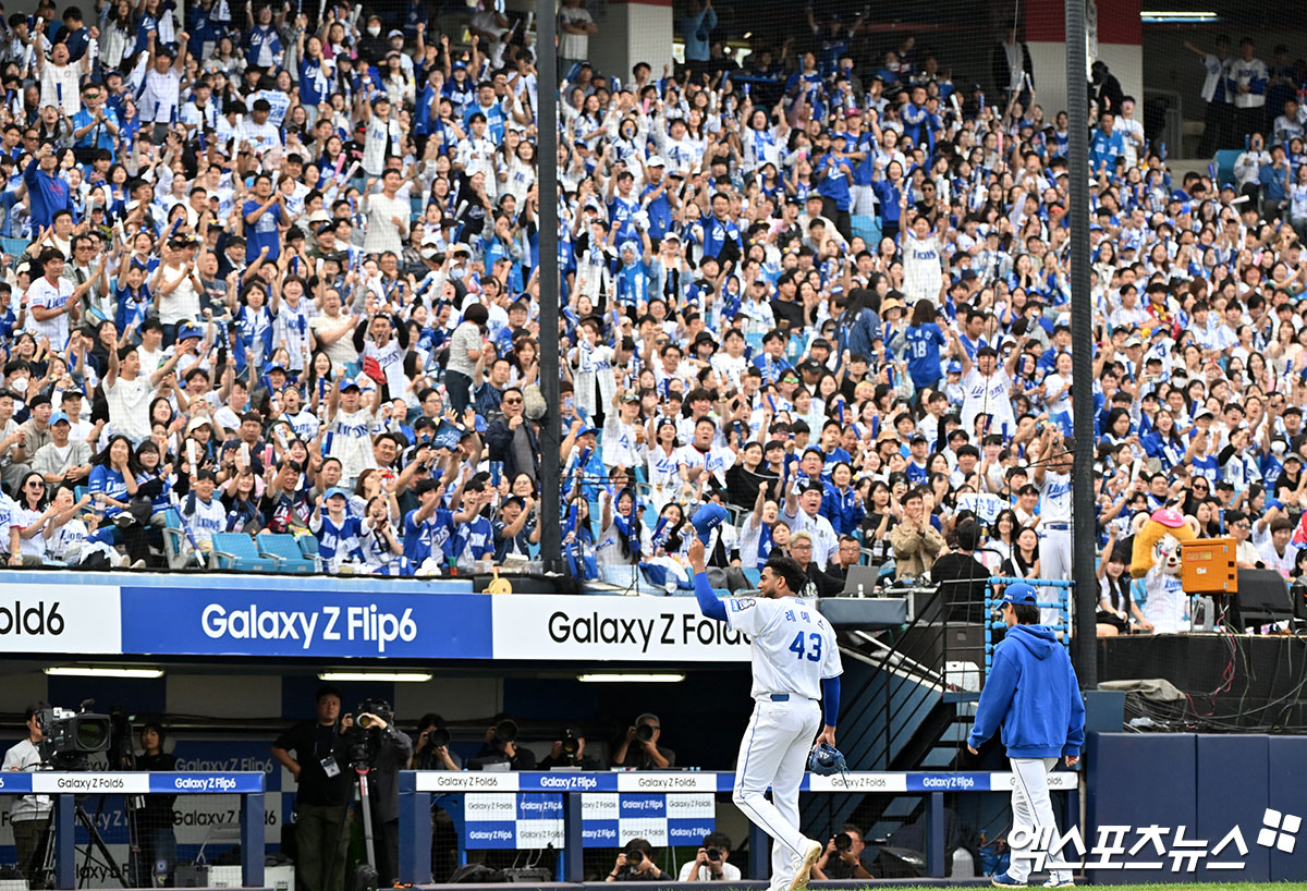 삼성 선발 데니 레예스가 13일 오후 대구삼성라이온즈파크에서 열린 '2024 신한 SOL Bank KBO 포스트시즌' LG 트윈스와 삼성 라이온즈의 플레이오프 1차전 경기에서 7회초 2사 1,2루 상황 때 홈팬들의 기립박수를 받으며 마운드를 내려가고 있다. 대구, 김한준 기자