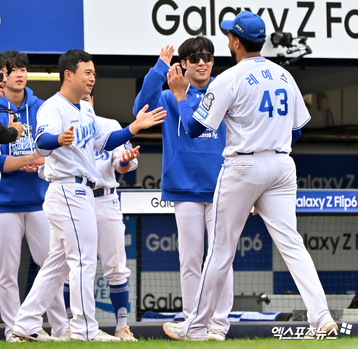 삼성 선발 데니 레예스가 13일 오후 대구삼성라이온즈파크에서 열린 '2024 신한 SOL Bank KBO 포스트시즌' LG 트윈스와 삼성 라이온즈의 플레이오프 1차전 경기에서 7회초 2사 1,2루 상황 때 홈팬들의 기립박수를 받으며 마운드를 내려온 뒤 동료 선수들 격려도 받고 있다. 대구, 김한준 기자