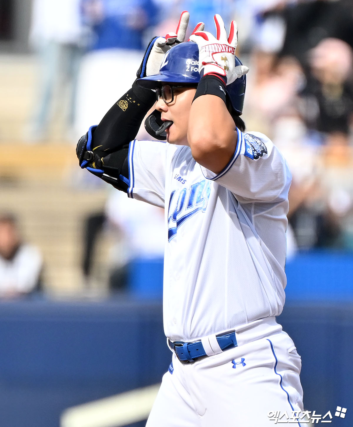 13일 오후 대구삼성라이온즈파크에서 열린 '2024 신한 SOL Bank KBO 포스트시즌' LG 트윈스와 삼성 라이온즈의 플레이오프 1차전 경기, 1회말 1사 삼성 윤정빈이 2루타를 날린 후 세리머니를 하고 있다. 대구, 김한준 기자