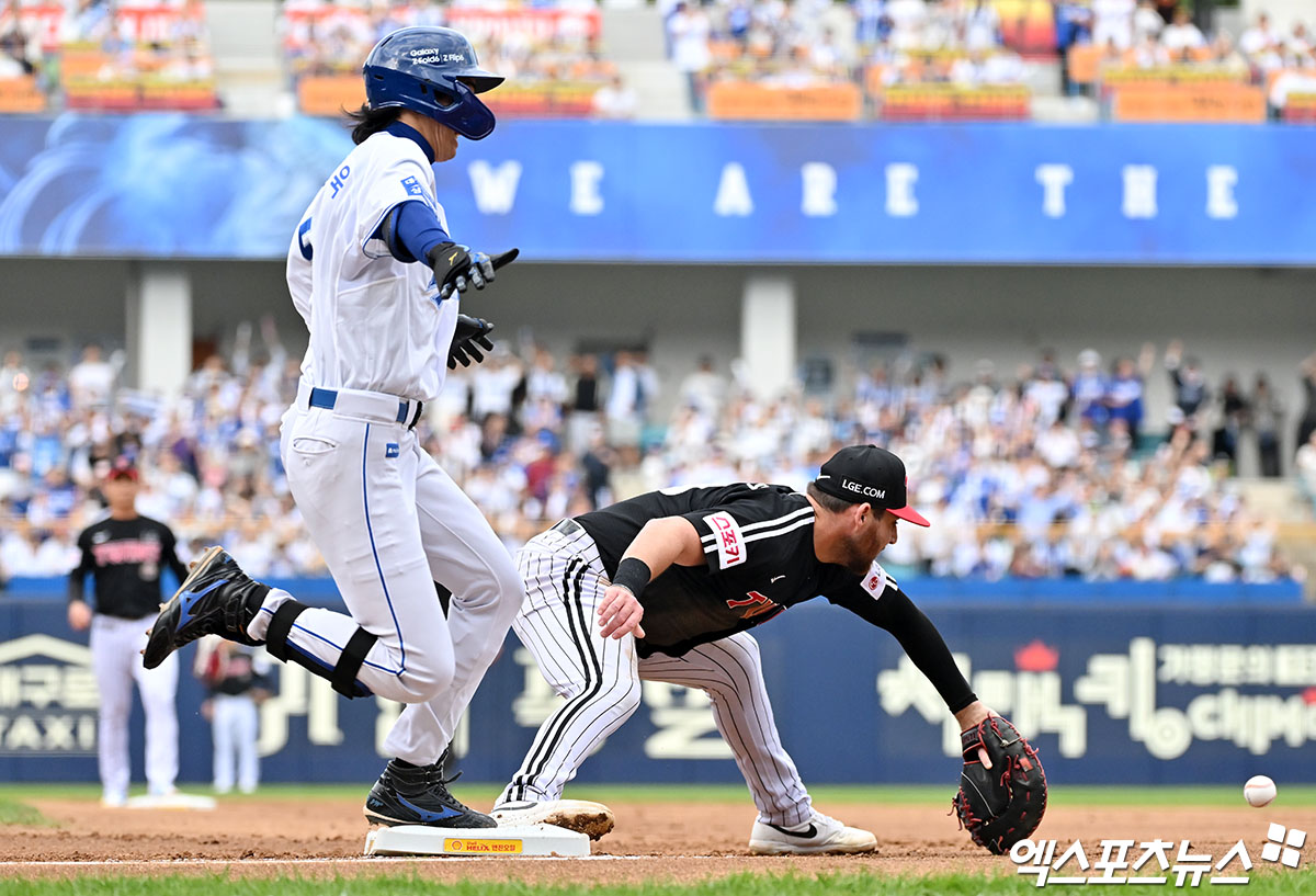 13일 오후 대구삼성라이온즈파크에서 열린 '2024 신한 SOL Bank KBO 포스트시즌' LG 트윈스와 삼성 라이온즈의 플레이오프 1차전 경기, 1회말 1사 2루 삼성 구자욱이 내야땅볼을 친 후 1루에서 세이프되고 있다. 대구, 김한준 기자