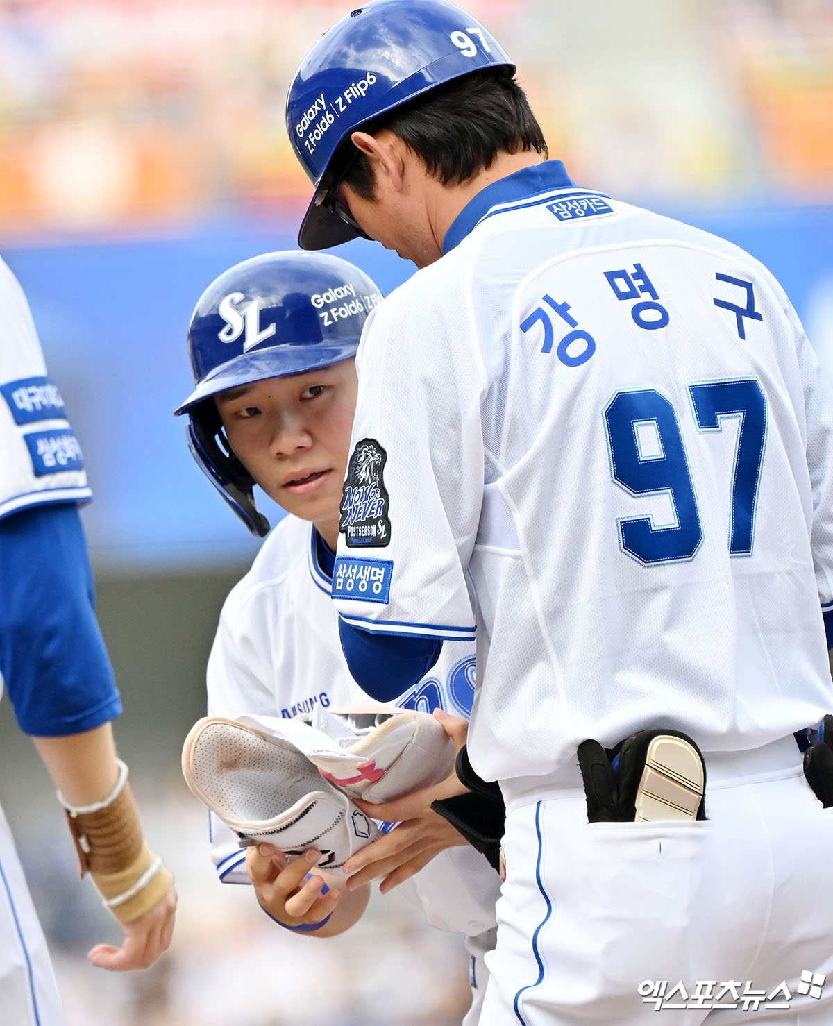 13일 오후 대구삼성라이온즈파크에서 열린 '2024 신한 SOL Bank KBO 포스트시즌' LG 트윈스와 삼성 라이온즈의 플레이오프 1차전 경기, 3회말 삼성 김지찬이 우전안타를 날린 후 타임을 요청하고 있다. 대구, 김한준 기자