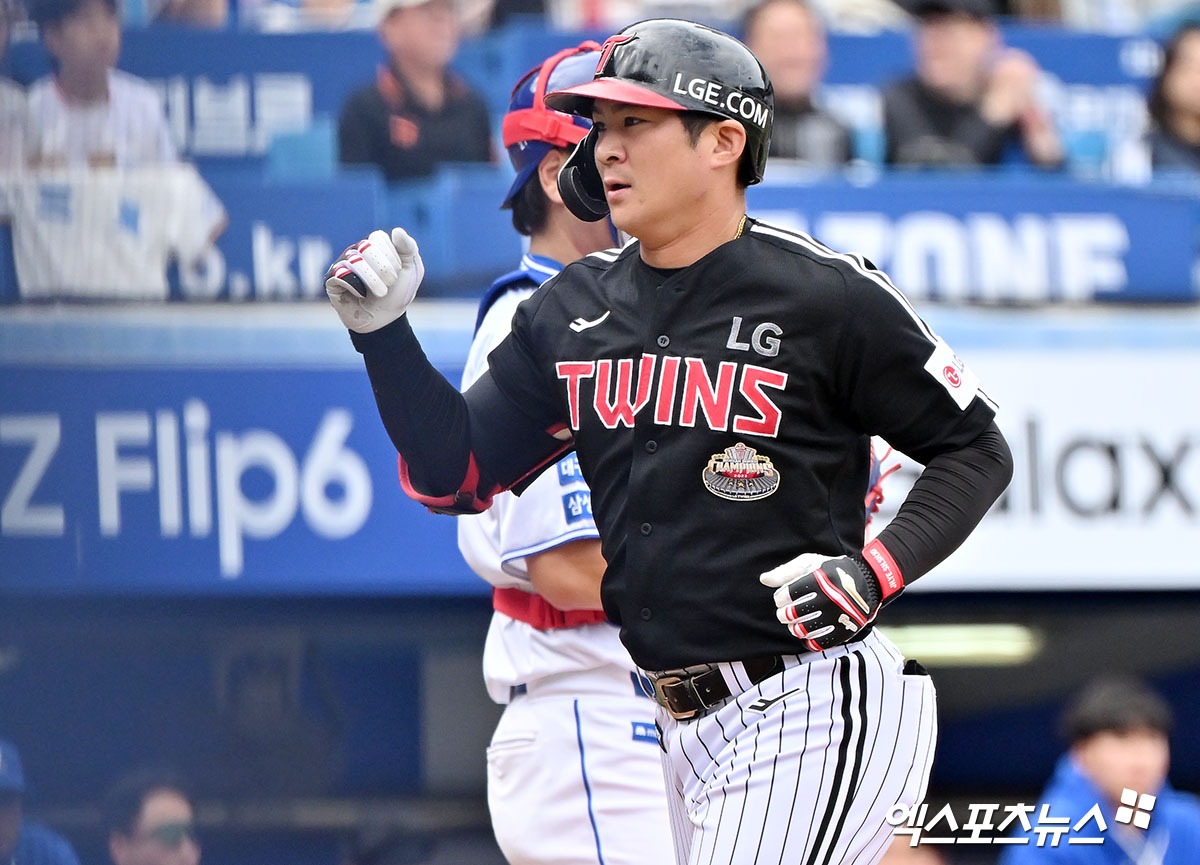 13일 오후 대구삼성라이온즈파크에서 열린 '2024 신한 SOL Bank KBO 포스트시즌' LG 트윈스와 삼성 라이온즈의 플레이오프 1차전 경기, 4회초 2사 LG 오지환이 솔로 홈런을 날린 후 그라운드를 돌고 있다. 대구, 김한준 기자