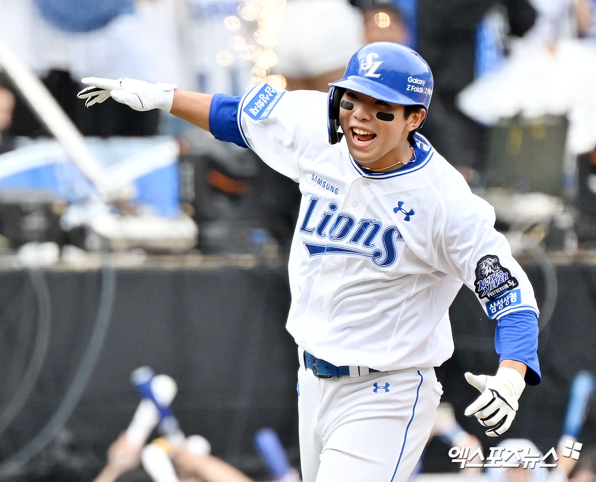 13일 오후 대구삼성라이온즈파크에서 열린 '2024 신한 SOL Bank KBO 포스트시즌' LG 트윈스와 삼성 라이온즈의 플레이오프 1차전 경기, 4회말 삼성 김영웅이 솔로 홈런을 날린 후 그라운드를 돌고 있다. 대구, 김한준 기자