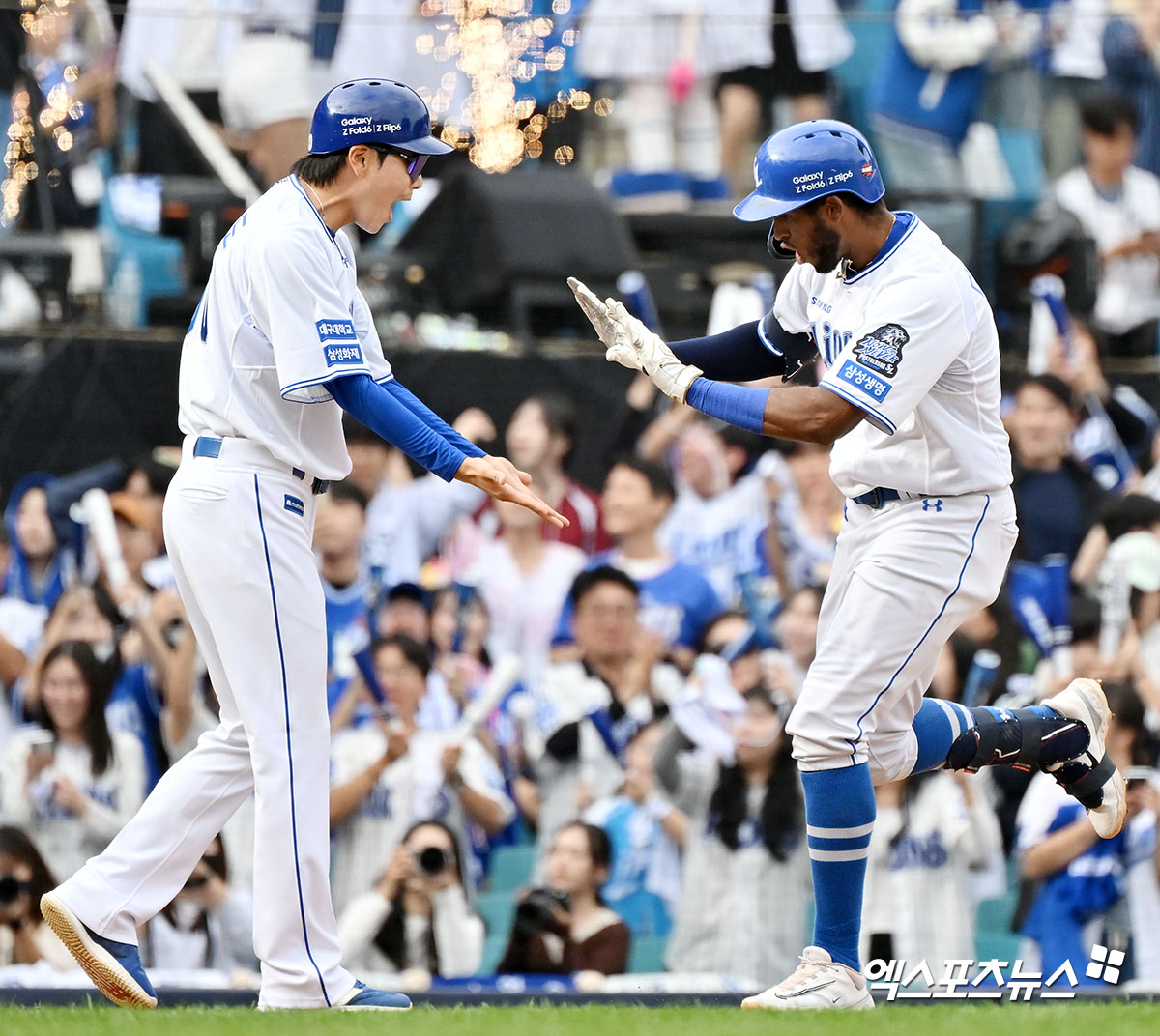 13일 오후 대구삼성라이온즈파크에서 열린 '2024 신한 SOL Bank KBO 포스트시즌' LG 트윈스와 삼성 라이온즈의 플레이오프 1차전 경기, 5회말 1사 1루 삼성 디아즈가 투런 홈런을 날린 후 그라운드를 돌고 있다. 대구, 김한준 기자