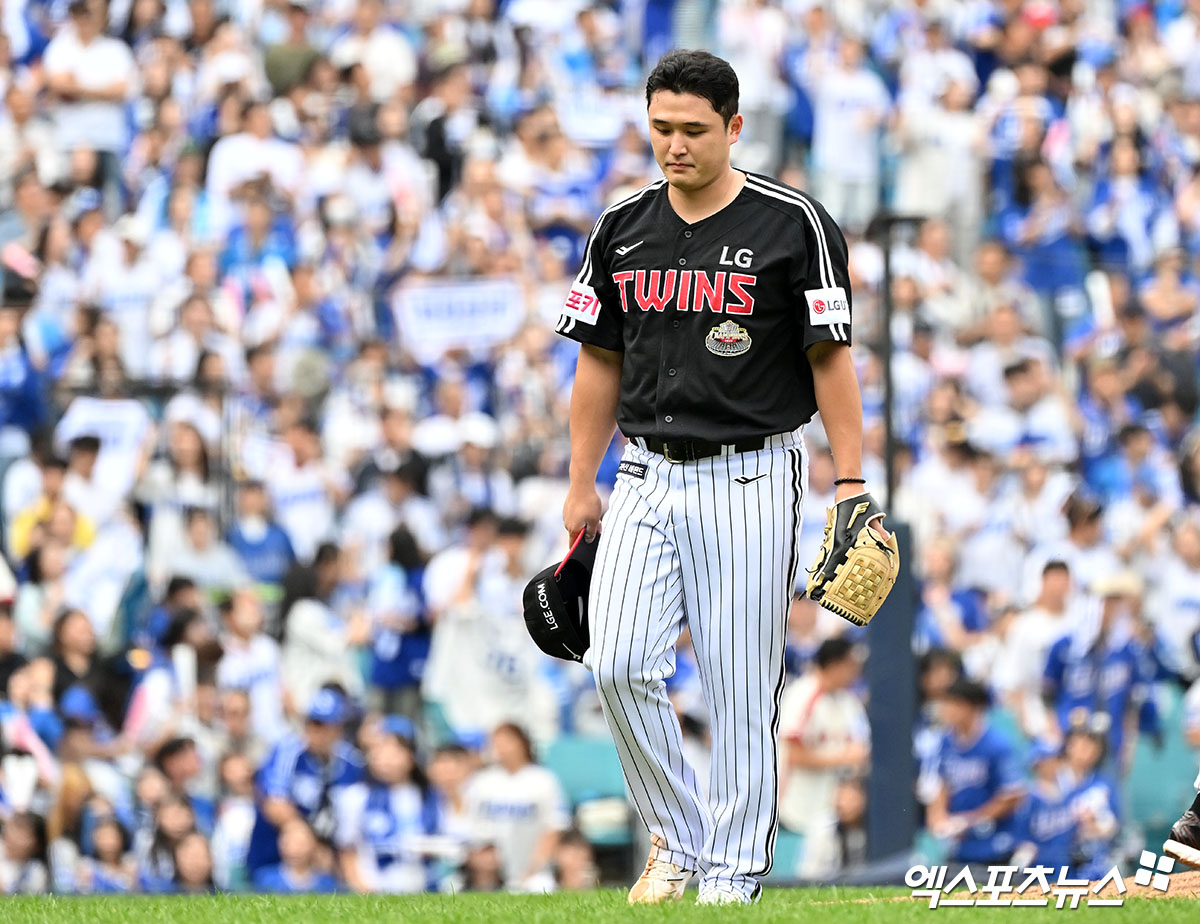 13일 오후 대구삼성라이온즈파크에서 열린 '2024 신한 SOL Bank KBO 포스트시즌' LG 트윈스와 삼성 라이온즈의 플레이오프 1차전 경기, 4회말 LG 최원태가 마운드를 내려오고 있다. 대구, 김한준 기자