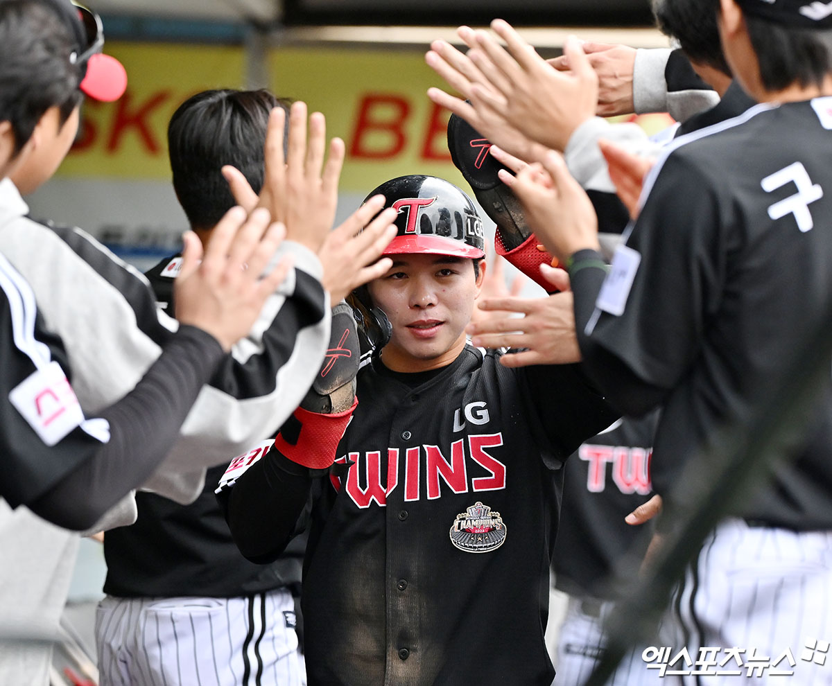 13일 오후 대구삼성라이온즈파크에서 열린 '2024 신한 SOL Bank KBO 포스트시즌' LG 트윈스와 삼성 라이온즈의 플레이오프 1차전 경기, 7회초 2사 1,3루 LG 문성주가 신민재의 1타점 적시타때 득점에 성공한 후 더그아웃에서 하이파이브를 하고 있다. 대구, 김한준 기자