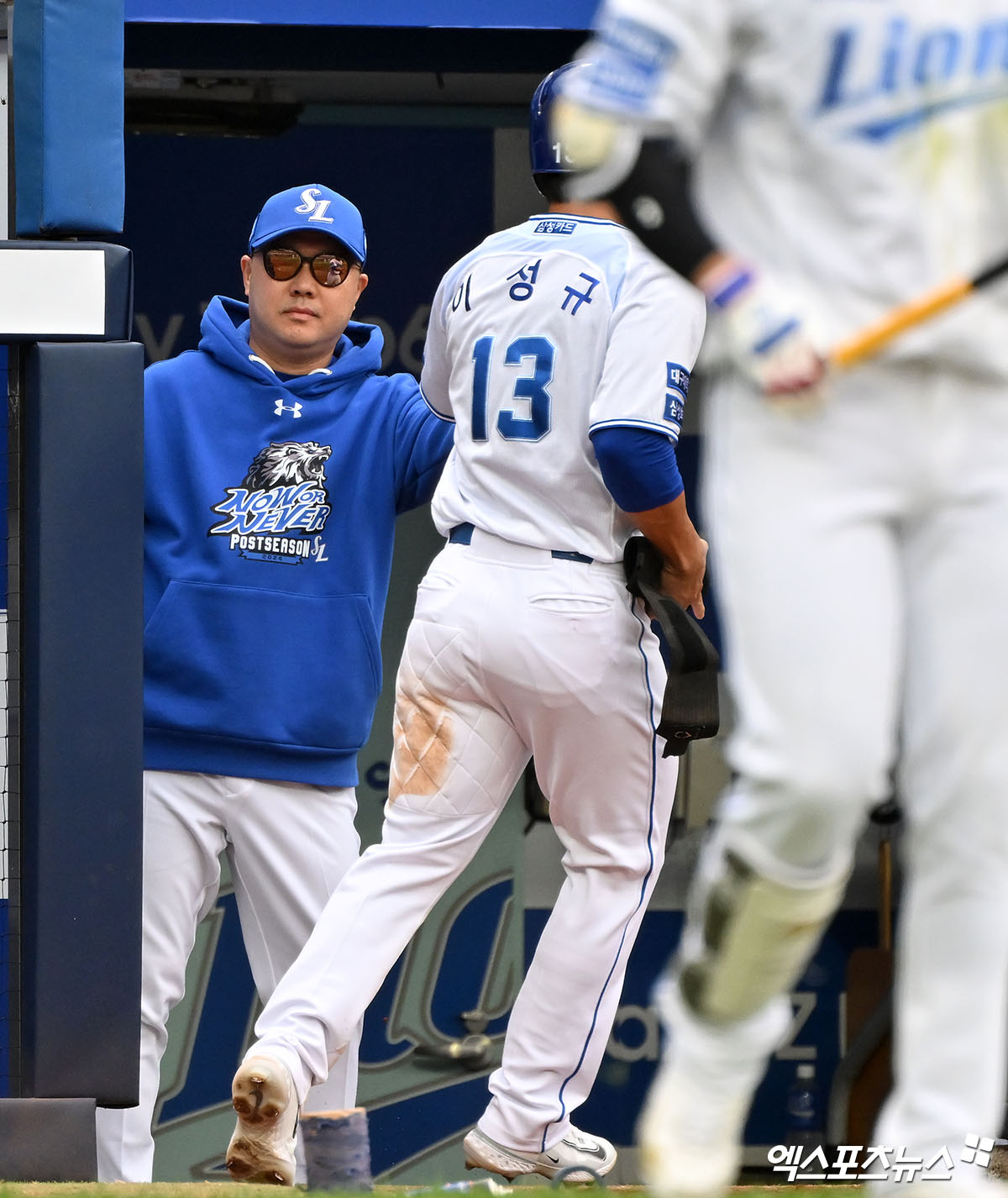 13일 오후 대구삼성라이온즈파크에서 열린 '2024 신한 SOL Bank KBO 포스트시즌' LG 트윈스와 삼성 라이온즈의 플레이오프 1차전 경기, 7회말 1사 만루 삼성 이성규가 이재현의 1타점 희생플라이때 득점에 성공한 뒤 박진만 감독과 하이파이브를 하고 있다. 대구, 김한준 기자