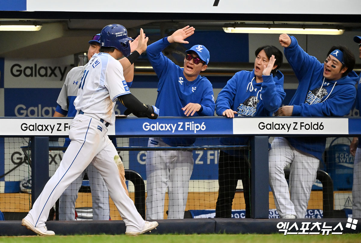 13일 오후 대구삼성라이온즈파크에서 열린 '2024 신한 SOL Bank KBO 포스트시즌' LG 트윈스와 삼성 라이온즈의 플레이오프 1차전 경기, 8회말 2사 만루 삼성 윤정빈이 LG 김대현의 폭투를 틈타 득점에 성공한 후 더그아웃에서 하이파이브를 하고 있다. 대구, 김한준 기자