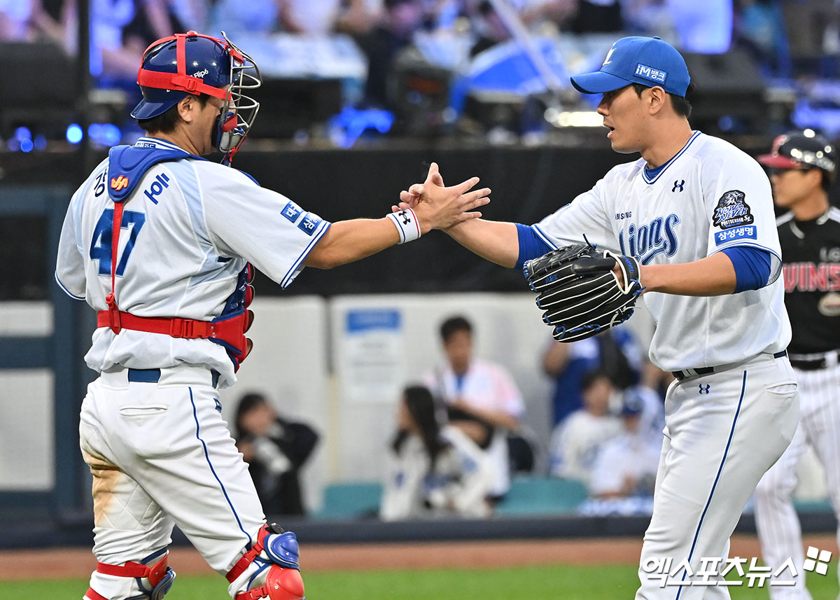 13일 오후 대구삼성라이온즈파크에서 열린 '2024 신한 SOL Bank KBO 포스트시즌' LG 트윈스와 삼성 라이온즈의 플레이오프 1차전 경기, 삼성이 선발 레예스의 호투와 구자욱-김영웅-디아즈의 홈런에 힘입어 LG에 10:4로 승리를 거뒀다. 이날 경기에서 승리한 삼성 선수들이 기뻐하고 있다. 대구, 김한준 기자