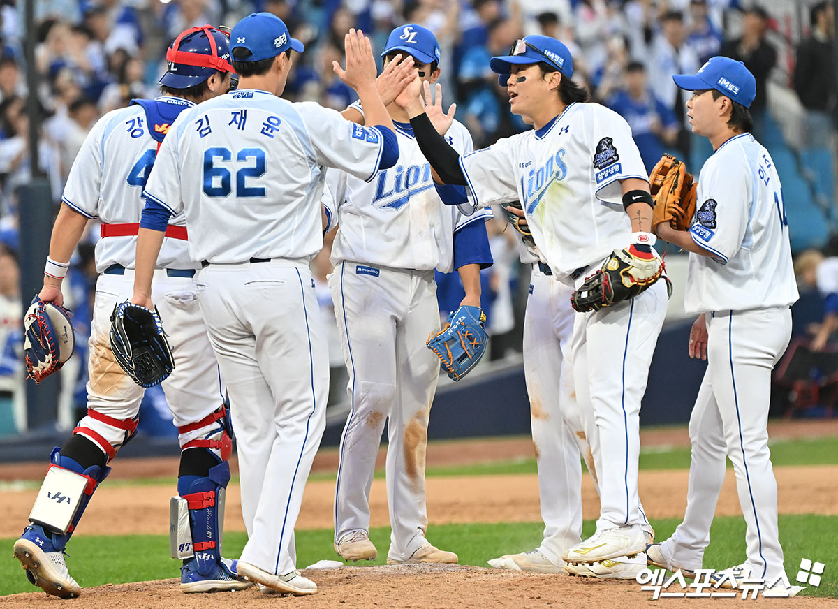 13일 오후 대구삼성라이온즈파크에서 열린 '2024 신한 SOL Bank KBO 포스트시즌' LG 트윈스와 삼성 라이온즈의 플레이오프 1차전 경기, 삼성이 선발 레예스의 호투와 구자욱-김영웅-디아즈의 홈런에 힘입어 LG에 10:4로 승리를 거뒀다. 이날 경기에서 승리한 삼성 선수들이 기뻐하고 있다. 대구, 김한준 기자