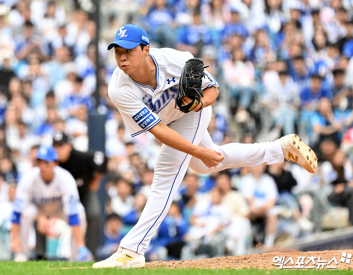 13일 오후 대구삼성라이온즈파크에서 열린 '2024 신한 SOL Bank KBO 포스트시즌' LG 트윈스와 삼성 라이온즈의 플레이오프 1차전 경기, 7회초 2사 1,2루 삼성 김윤수가 공을 힘차게 던지고 있다. 대구, 김한준 기자