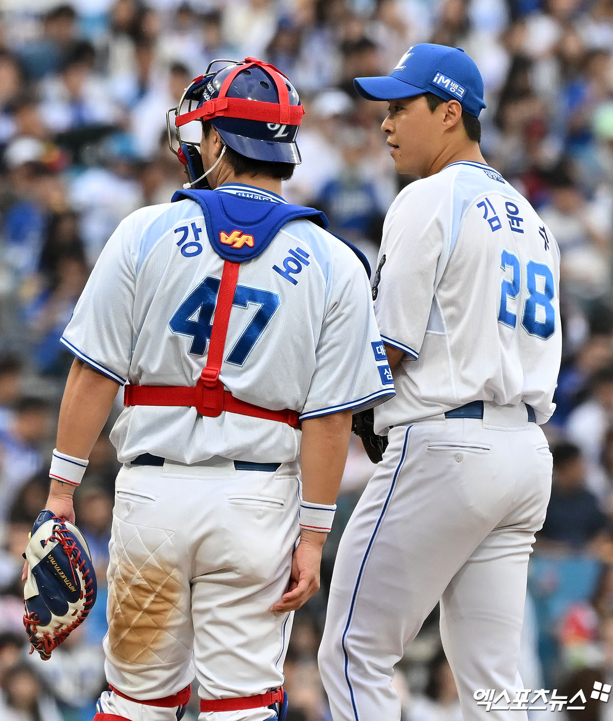 13일 오후 대구삼성라이온즈파크에서 열린 '2024 신한 SOL Bank KBO 포스트시즌' LG 트윈스와 삼성 라이온즈의 플레이오프 1차전 경기, 삼성 김윤수와 강민호가 이야기를 나누고 있다. 대구, 김한준 기자