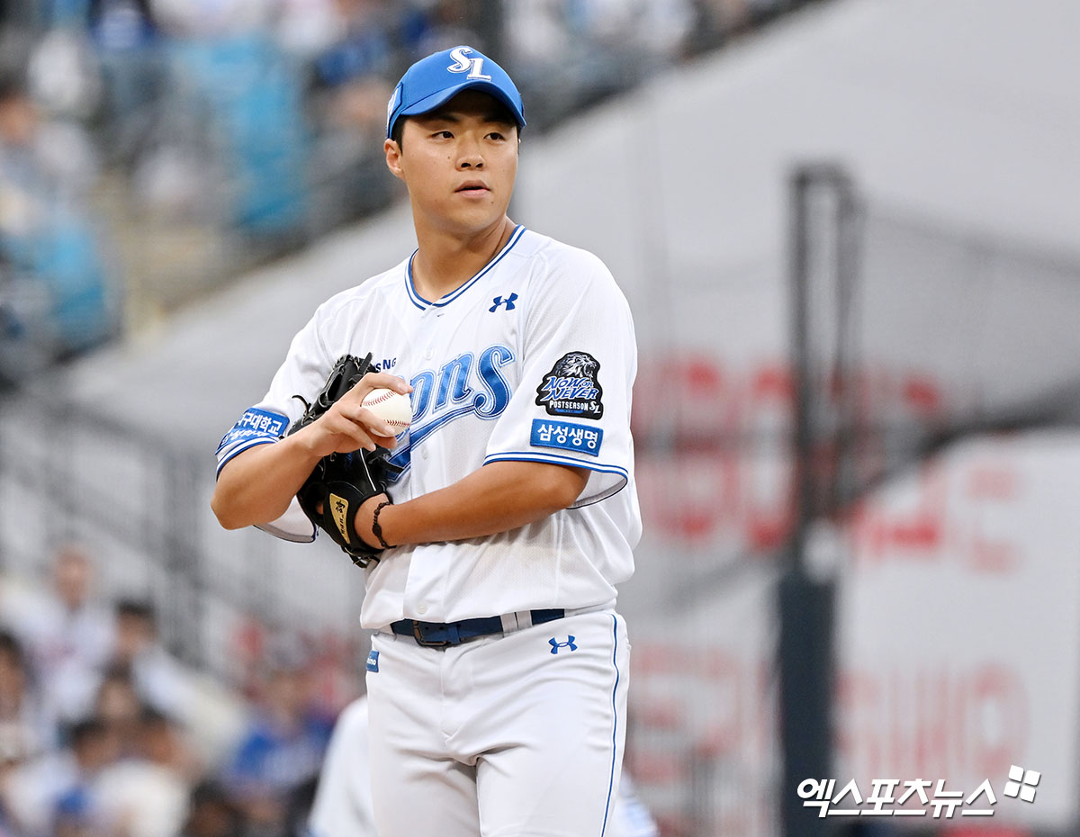 13일 오후 대구삼성라이온즈파크에서 열린 '2024 신한 SOL Bank KBO 포스트시즌' LG 트윈스와 삼성 라이온즈의 플레이오프 1차전 경기, 삼성 김윤수가 1루를 바라보고 있다. 대구, 김한준 기자