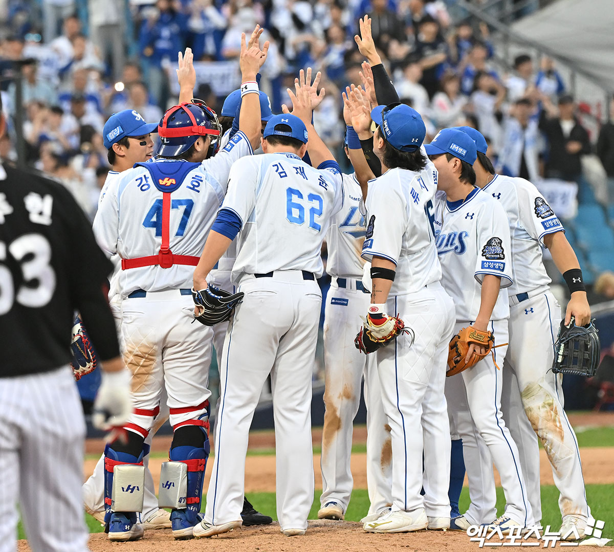 삼성은 13일 대구 삼성라이온즈파크에서 열린 '2024 신한 SOL Bank KBO 포스트시즌' LG와 플레이오프 1차전(5전 3승제)에서 10-4로 승리하며 기분 좋은 출발을 알렸다. 덧붙여 3257일 만에 포스트시즌 승리를 챙겼다. 대구, 김한준 기자