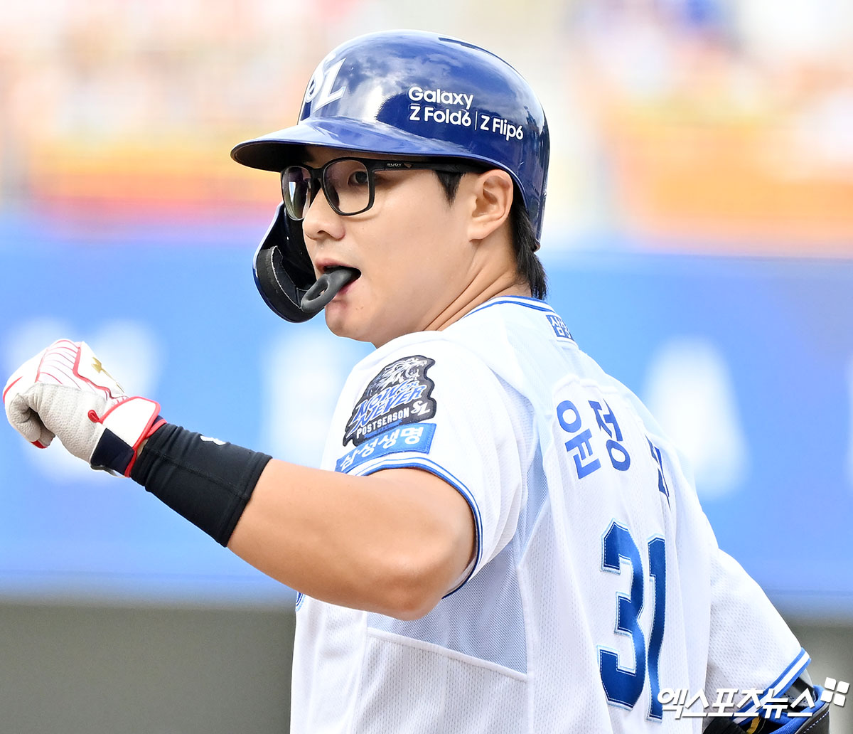 13일 오후 대구삼성라이온즈파크에서 열린 '2024 신한 SOL Bank KBO 포스트시즌' LG 트윈스와 삼성 라이온즈의 플레이오프 1차전 경기, 3회말 무사 1루 삼성 윤정빈이 우전안타를 날린 후 귀루하고 있다. 대구, 김한준 기자