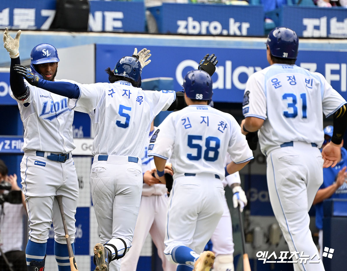 13일 오후 대구삼성라이온즈파크에서 열린 '2024 신한 SOL Bank KBO 포스트시즌' LG 트윈스와 삼성 라이온즈의 플레이오프 1차전 경기, 3회말 무사 1,3루 삼성 구자욱이 스리런 홈런을 날린 후 디아즈와 하이파이브를 하고 있다. 대구, 김한준 기자