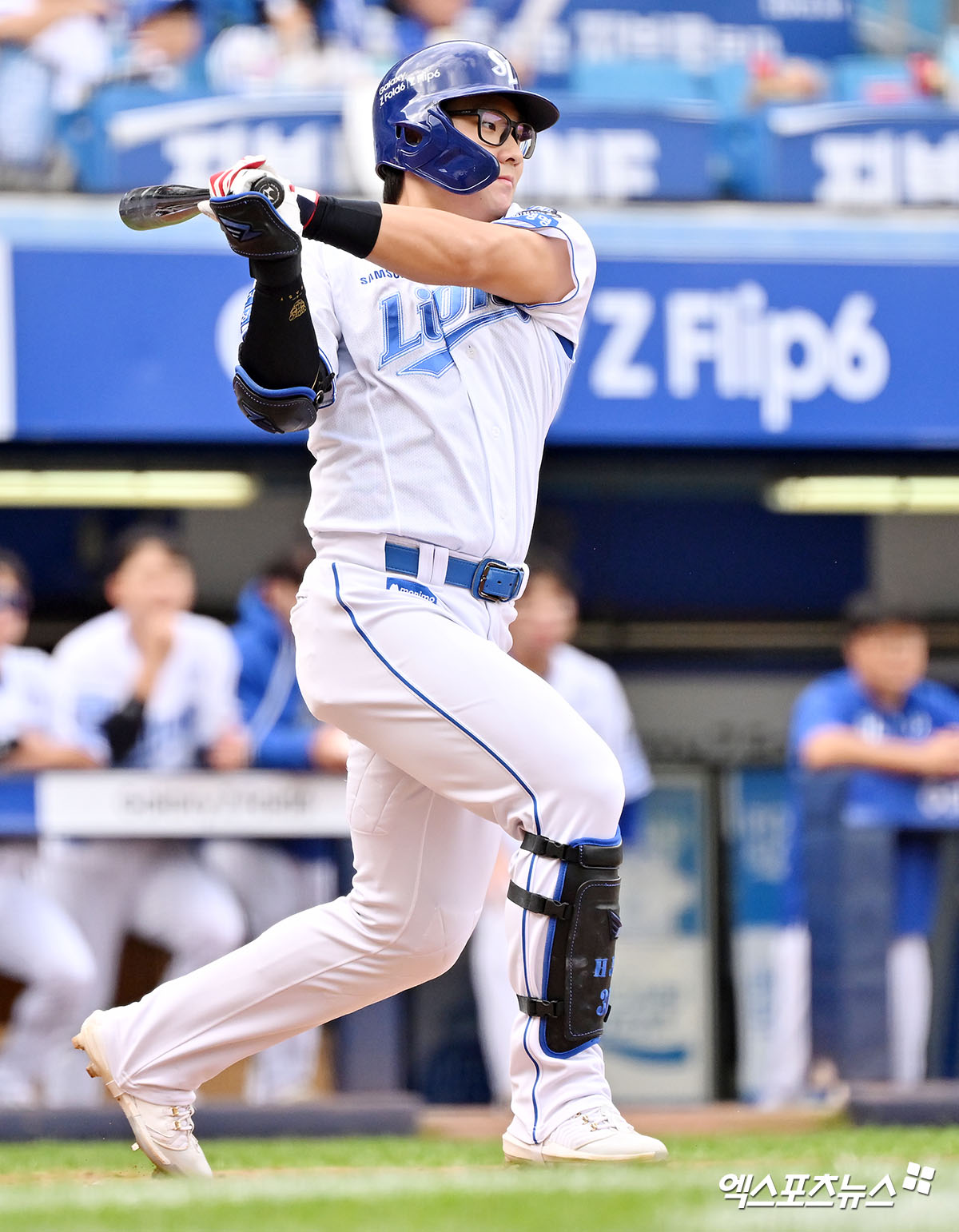 13일 오후 대구삼성라이온즈파크에서 열린 '2024 신한 SOL Bank KBO 포스트시즌' LG 트윈스와 삼성 라이온즈의 플레이오프 1차전 경기, 3회말 무사 1루 삼성 윤정빈이 우전안타를 날리고 있다. 대구, 김한준 기자