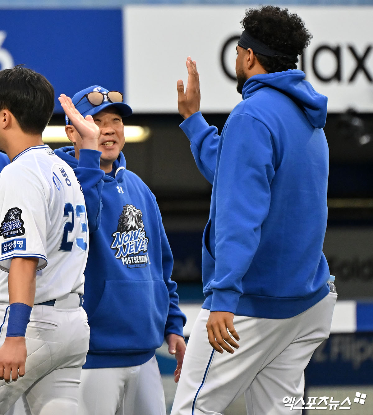 13일 오후 대구삼성라이온즈파크에서 열린 '2024 신한 SOL Bank KBO 포스트시즌' LG 트윈스와 삼성 라이온즈의 플레이오프 1차전 경기, 삼성이 선발 레예스의 호투와 구자욱-김영웅-디아즈의 홈런에 힘입어 LG에 10:4로 승리를 거뒀다. 이날 경기에서 승리한 삼성 박진만 감독이 레예스와 함께 기뻐하고 있다. 엑스포츠뉴스DB