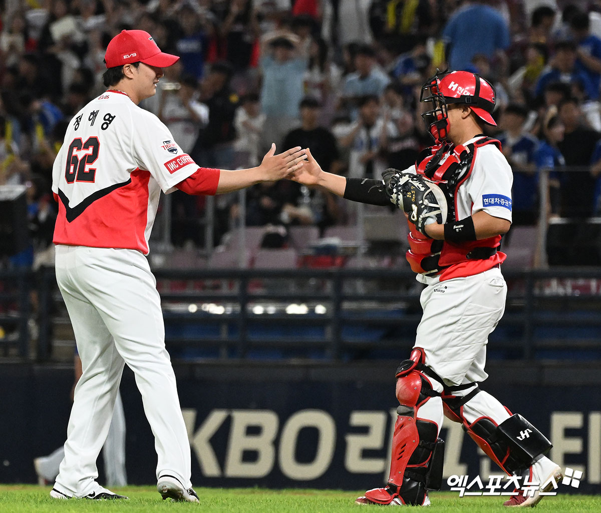 23일 오후 광주기아챔피언스필드에서 열린 '2024 신한 SOL Bank KBO리그' 삼성 라이온즈와 KIA 타이거즈의 경기, KIA가 김도영-윤도현 테이블세터의 활약에 힘입어 삼성에 5:3 승리를 거뒀다.  이날 경기에서 승리한 KIA 선수들이 기뻐하고 있다. 엑스포츠뉴스 DB