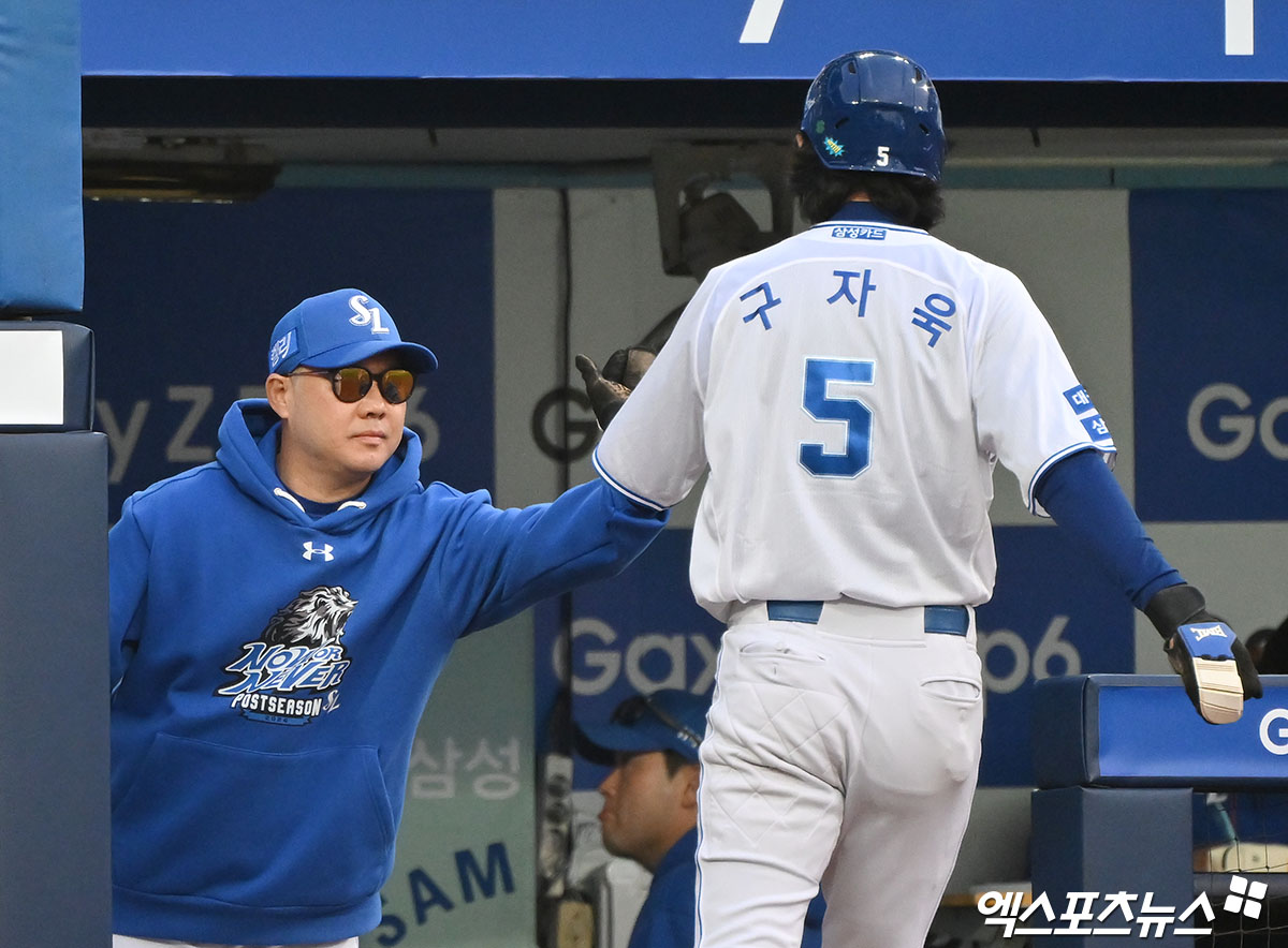 13일 오후 대구삼성라이온즈파크에서 열린 '2024 신한 SOL Bank KBO 포스트시즌' LG 트윈스와 삼성 라이온즈의 플레이오프 1차전 경기, 8회말 2사 만루 삼성 구자욱이 LG 김대현의 폭투를 틈타 득점에 성공한 후 박진만 감독과 하이파이브를 하고 있다. 대구, 김한준 기자