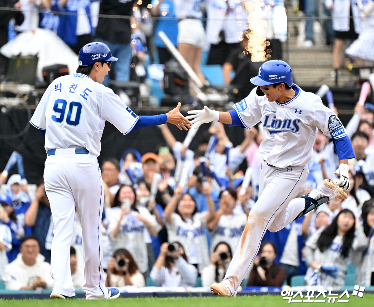 13일 오후 대구삼성라이온즈파크에서 열린 '2024 신한 SOL Bank KBO 포스트시즌' LG 트윈스와 삼성 라이온즈의 플레이오프 1차전 경기, 4회말 삼성 김영웅이 솔로 홈런을 날린 후 그라운드를 돌고 있다. 대구, 김한준 기자