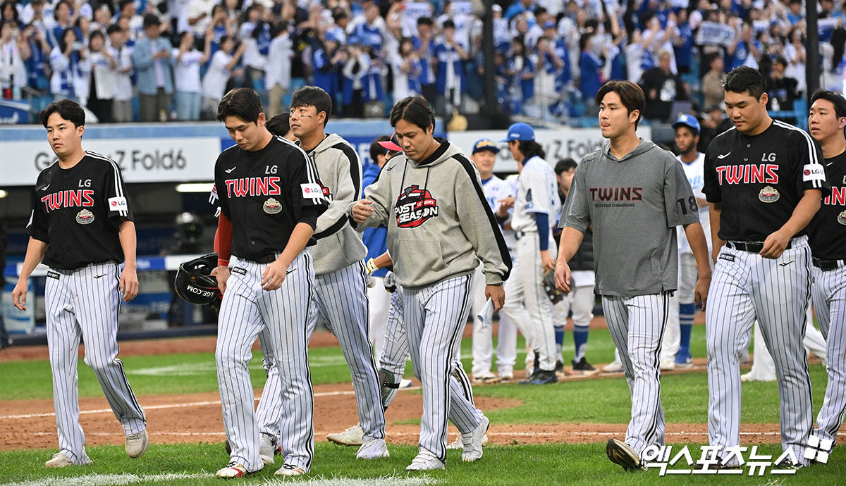 LG는 13일 대구 삼성라이온즈파크에서 열린 '2024 신한 SOL Bank KBO 포스트시즌' 삼성과 플레이오프 1차전(5전 3승제)에서 4-10으로 패했다. 시리즈 기선제압을 당하며 힘겨운 출발을 알렸다. 대구, 김한준 기자