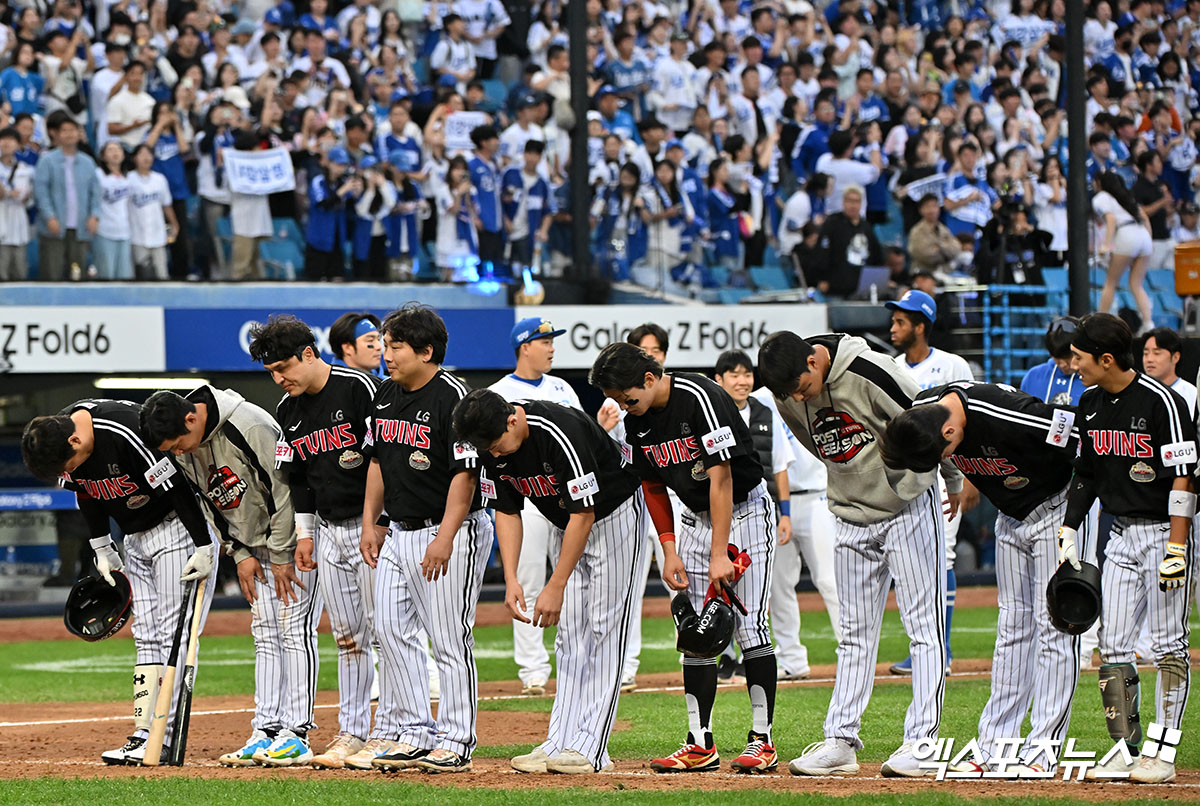 LG는 13일 대구 삼성라이온즈파크에서 열린 '2024 신한 SOL Bank KBO 포스트시즌' 삼성과 플레이오프 1차전(5전 3승제)에서 4-10으로 패했다. 시리즈 기선제압을 당하며 힘겨운 출발을 알렸다. 대구, 김한준 기자