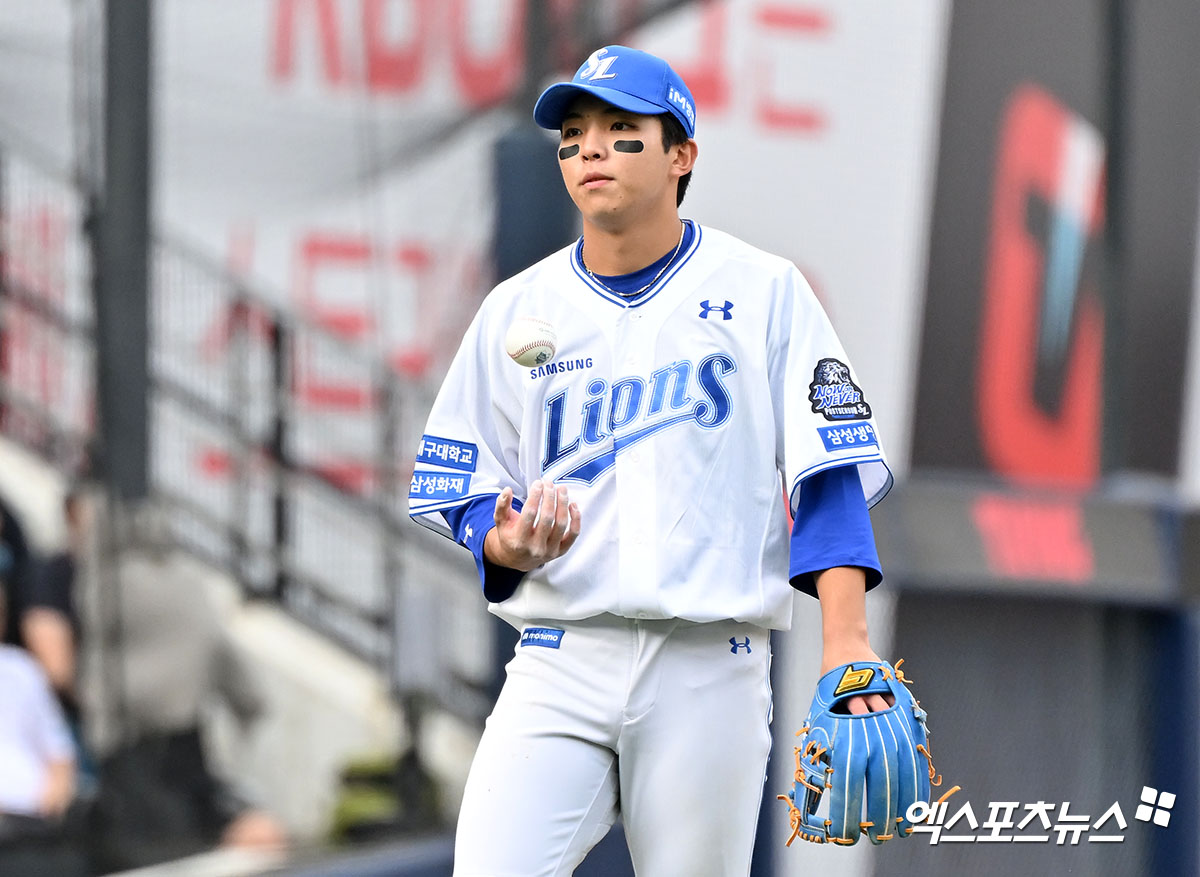 13일 오후 대구삼성라이온즈파크에서 열린 '2024 신한 SOL Bank KBO 포스트시즌' LG 트윈스와 삼성 라이온즈의 플레이오프 1차전 경기, 7회초 1사 1루 삼성 김영웅이 LG 박동원의 타구를 라인드라이브로 처리하고 있다. 대구, 김한준 기자