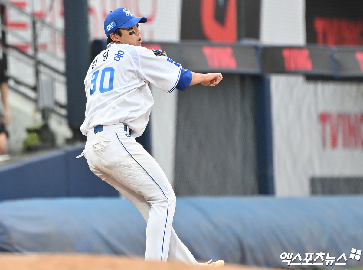 13일 오후 대구삼성라이온즈파크에서 열린 '2024 신한 SOL Bank KBO 포스트시즌' LG 트윈스와 삼성 라이온즈의 플레이오프 1차전 경기, 8회초 2사 1루 삼성 김영웅이 LG 박동원의 내야땅볼을 잡아 김현수를 포스아웃 시키고 있다. 대구, 김한준 기자