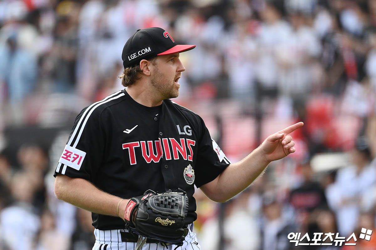 LG 투수 엔스는 14일 대구 삼성라이온즈파크에서 열릴 '2024 신한 SOL Bank KBO 포스트시즌' 삼성과 플레이오프 2차전(5전 3승제)에서 선발 등판할 계획이다. 엔스의 투구에 따라 LG는 시리즈 우세로 가느냐 밀리느냐가 결정된다. 엔스의 호투가 절실하다. 엑스포츠뉴스 DB