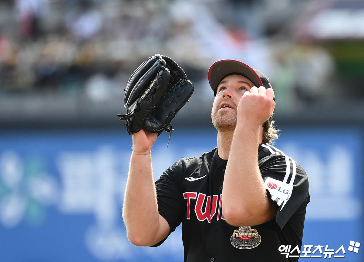 LG 투수 엔스는 14일 대구 삼성라이온즈파크에서 열릴 '2024 신한 SOL Bank KBO 포스트시즌' 삼성과 플레이오프 2차전(5전 3승제)에서 선발 등판할 계획이다. 엔스의 투구에 따라 LG는 시리즈 우세로 가느냐 밀리느냐가 결정된다. 엔스의 호투가 절실하다. 엑스포츠뉴스 DB