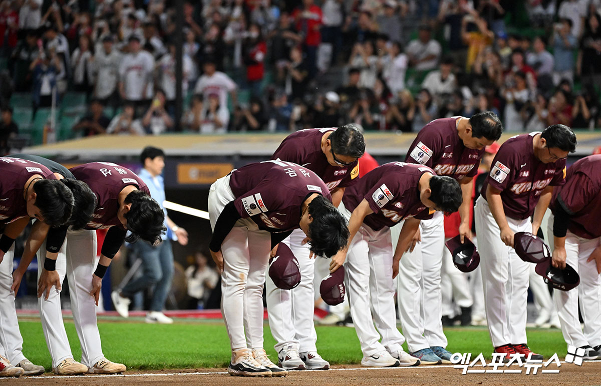 30일 오후 인천SSG랜더스필드에서 열린 '2024 신한 SOL Bank KBO리그' 키움 히어로즈와 SSG 랜더스의 경기, SSG가 최정의 연타석 홈런에 힘입어 키움에 7:2로 승리하며 KBO리그 최초의 5위 결정전이 성사됐다. 경기종료 후 키움 선수단이 관중들에게 인사를 하고 있다. 엑스포츠뉴스DB