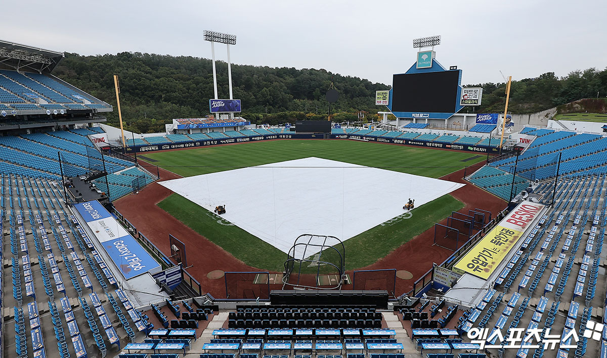 14일 대구삼성라이온즈파크에서 2024 신한 SOL Bank KBO리그 포스트시즌 LG 트윈스와 삼성 라이온즈의 플레이오프 2차전이 열린다. 그러나 이날 대구 지역에 가을비가 예고되면서 경기 개시 여부가 불투명한 상황이다. 라이온즈파크에서는 대형 방수포가 깔렸다. 대구, 김한준 기자