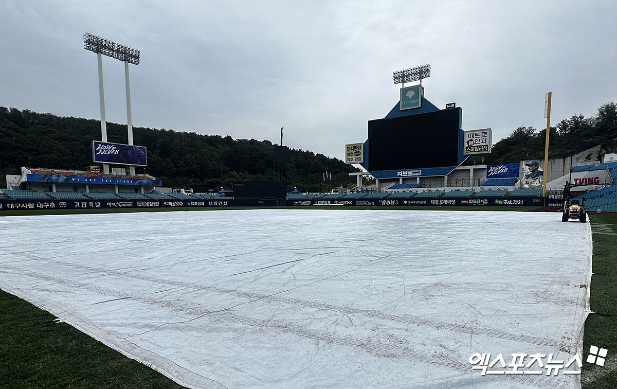 14일 대구삼성라이온즈파크에서 2024 신한 SOL Bank KBO리그 포스트시즌 LG 트윈스와 삼성 라이온즈의 플레이오프 2차전이 열린다. 그러나 이날 대구 지역에 가을비가 예고되면서 경기 개시 여부가 불투명한 상황이다. 라이온즈파크에서는 대형 방수포가 깔렸다. 대구, 김한준 기자