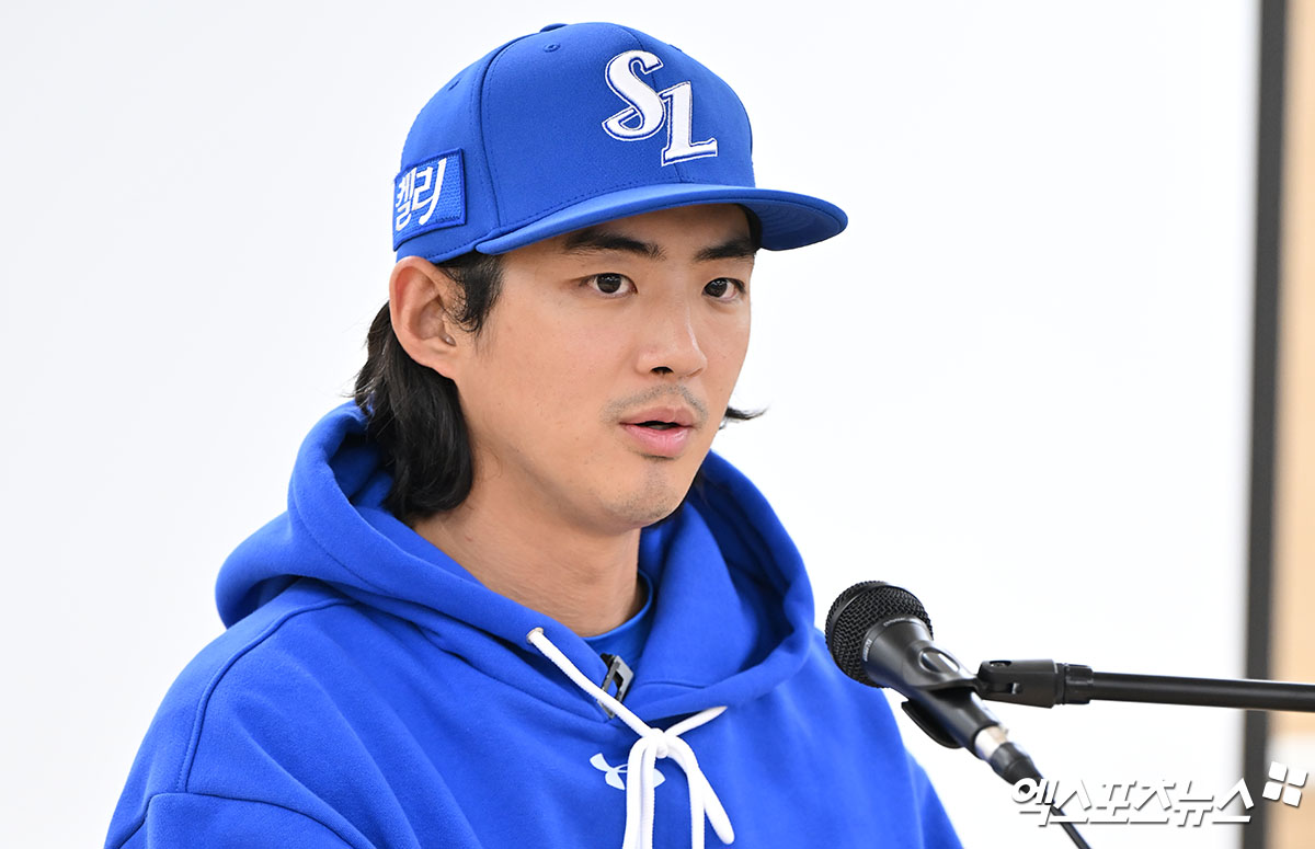 14일 오후 대구삼성라이온즈파크에서 열릴 예정이었던 '2024 신한 SOL Bank KBO 포스트시즌' LG 트윈스와 삼성 라이온즈의 플레이오프 2차전이 우천으로 인해 취소됐다. 1차전 데일리 MVP를 수상한 삼성 구자욱이 취재진과 인터뷰에 임하고 있다. 대구, 김한준 기자