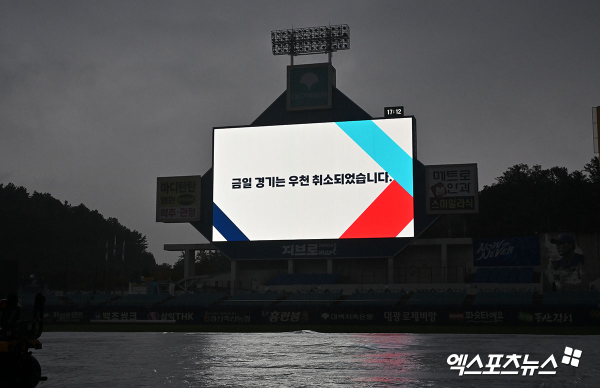 삼성과 LG는 14일 대구 삼성라이온즈파크에서 '2024 신한 SOL Bank KBO 포스트시즌' 플레이오프(5전 3승제) 2차전을 치르려했지만, 비 탓에 취소돼 한 차례 쉬어가게 됐다. 하루 휴식 뒤 15일 경기를 치른다. 플레이오프 역대 6번째, 포스트시즌 역대 20번째 우천취소다. 이에 따라 잠실 3~4차전은 17~18일 열린다. 대구, 김한준 기자