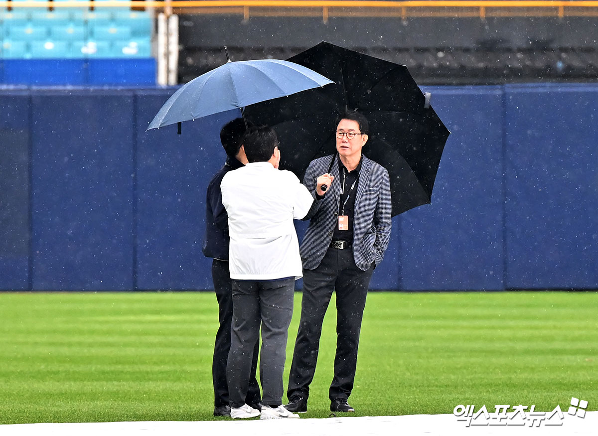 14일 오후 대구삼성라이온즈파크에서 열린 '2024 신한 SOL Bank KBO 포스트시즌' LG 트윈스와 삼성 라이온즈의 플레이오프 2차전 경기, 김시진 경기감독관이 그라운드 상태를 확인하고 있다. 대구, 김한준 기자