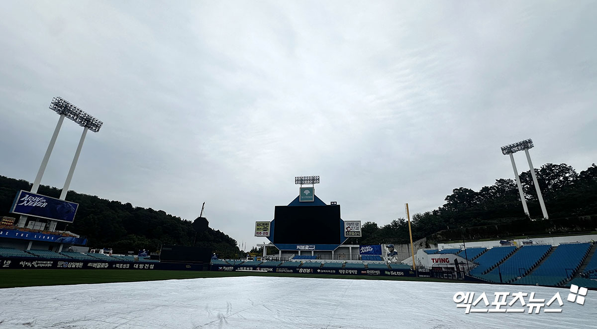 14일 오후 대구삼성라이온즈파크에서 열리는 '2024 신한 SOL Bank KBO 포스트시즌' LG 트윈스와 삼성 라이온즈의 플레이오프 2차전 경기, 그라운드에 방수포가 덮여져 있다. 대구, 김한준 기자