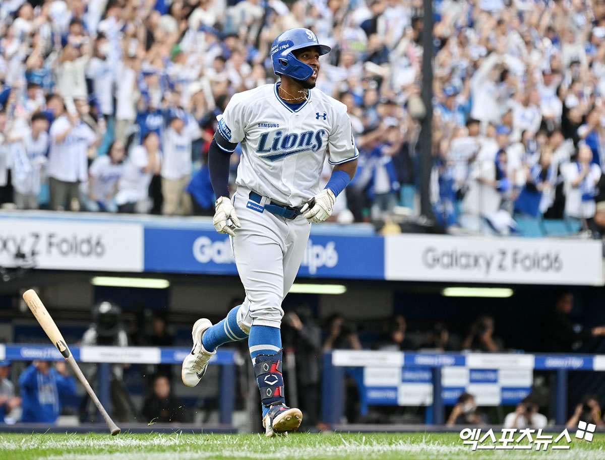 13일 오후 대구삼성라이온즈파크에서 열린 '2024 신한 SOL Bank KBO 포스트시즌' LG 트윈스와 삼성 라이온즈의 플레이오프 1차전 경기, 5회말 1사 1루 삼성 디아즈가 투런 홈런을 날리고 있다. 엑스포츠뉴스 DB