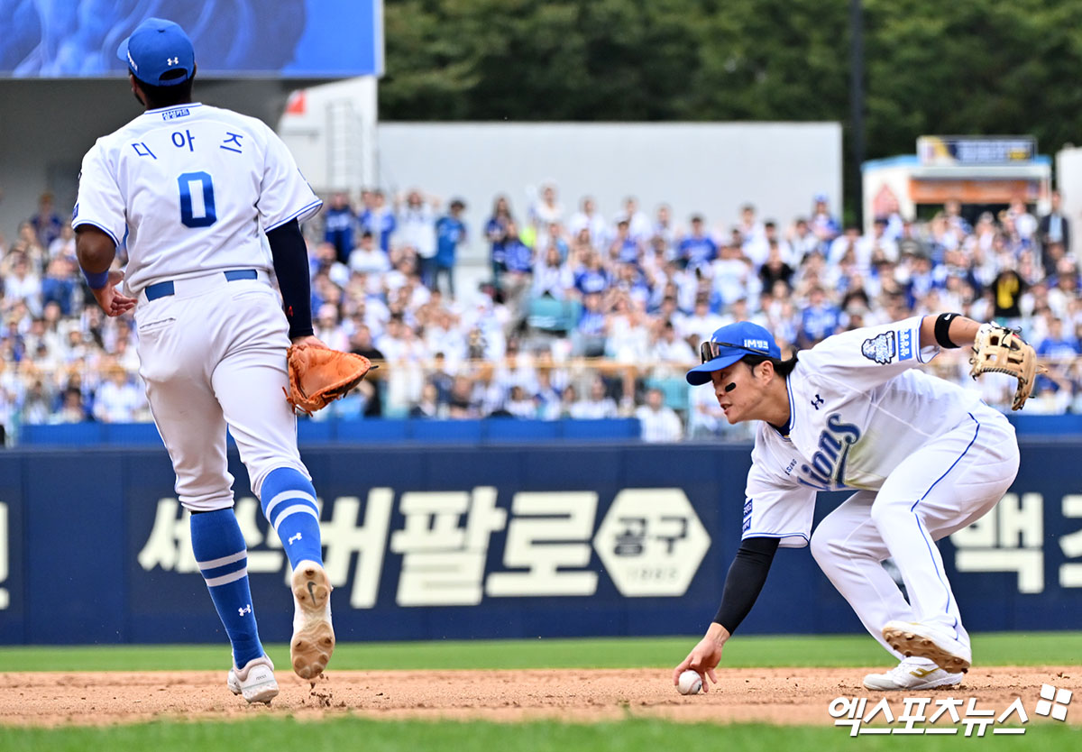 13일 오후 대구삼성라이온즈파크에서 열린 '2024 신한 SOL Bank KBO 포스트시즌' LG 트윈스와 삼성 라이온즈의 플레이오프 1차전 경기, 7회초 2사 만루 삼성 디아즈가 LG 홍창기의 내야땅볼때 포구 실책을 하고 있다. 엑스포츠뉴스 DB