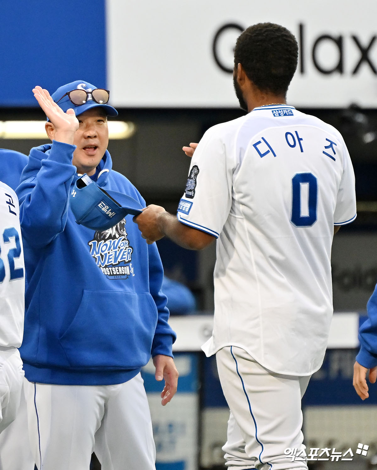 13일 오후 대구삼성라이온즈파크에서 열린 '2024 신한 SOL Bank KBO 포스트시즌' LG 트윈스와 삼성 라이온즈의 플레이오프 1차전 경기, 삼성이 선발 레예스의 호투와 구자욱-김영웅-디아즈의 홈런에 힘입어 LG에 10:4로 승리를 거뒀다. 이날 경기에서 승리한 삼성 박진만 감독이 디아즈와 함께 기뻐하고 있다. 엑스포츠뉴스 DB