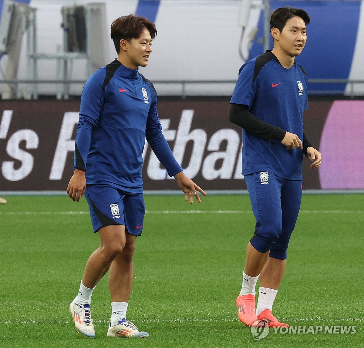 북중미 월드컵 아시아지역 예선 이라크전을 앞둔 한국 축구 국가대표팀 이승우와 이강인이 14일 경기도 용인미르스타디움에서 훈련하고 있다. 연합뉴스